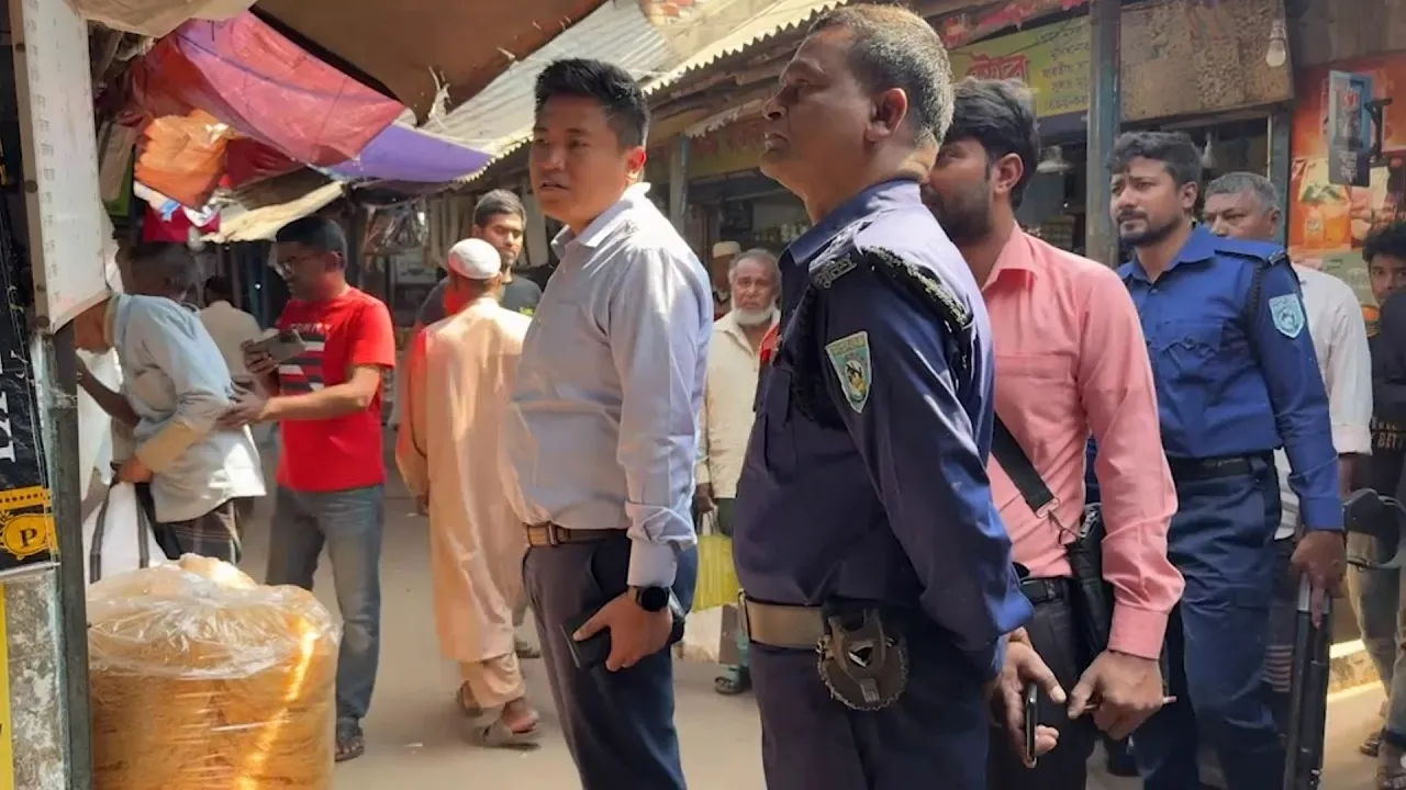 হিলিতে মূল্য তালিকা না থাকায় ভ্রাম্যমান আদালতের জরিমানা