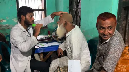হিলিতে চক্ষু রোগীদের বিনামূল্যে চিকিৎসা সেবা প্রদান