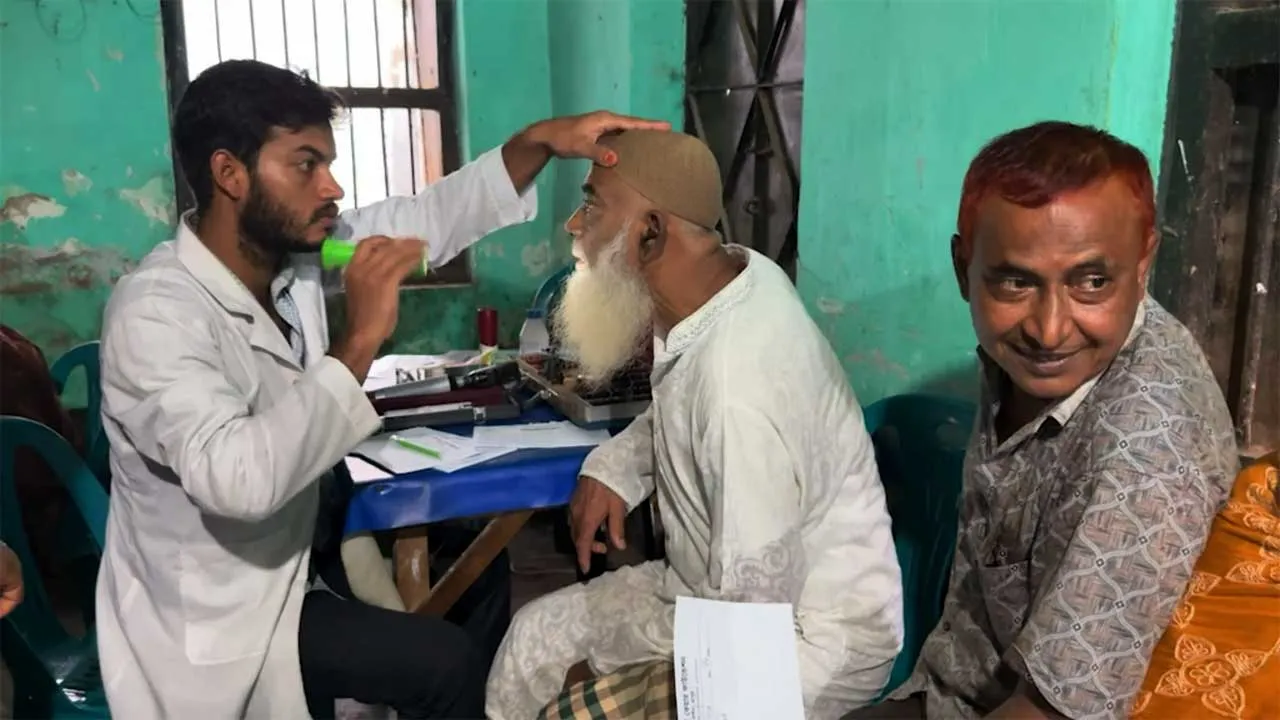 হিলিতে চক্ষু রোগীদের বিনামূল্যে চিকিৎসা সেবা প্রদান