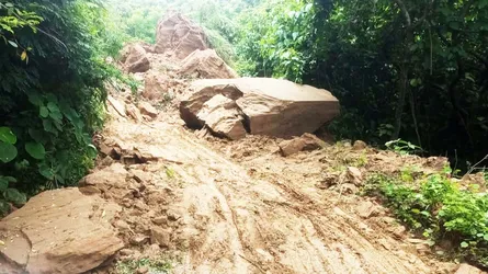 মিরসরাই-ফটিকছড়ি সড়কে ৫ দিন ধরে যোগাযোগ বন্ধ