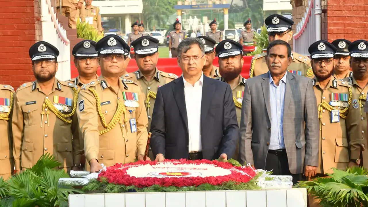 স্বাধীনতা দিবসে শহীদ পুলিশ সদস্যদের প্রতি স্বরাষ্ট্রমন্ত্রী-আইজিপির শ্রদ্ধা