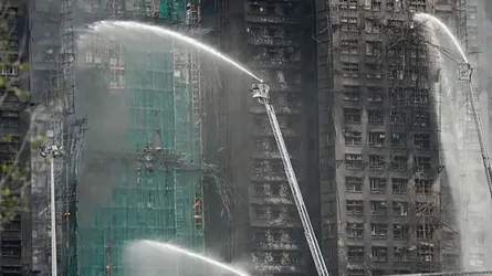 হংকংয়ে বহুতল ভবনে আগুন, নিহত বেড়ে ৪৪