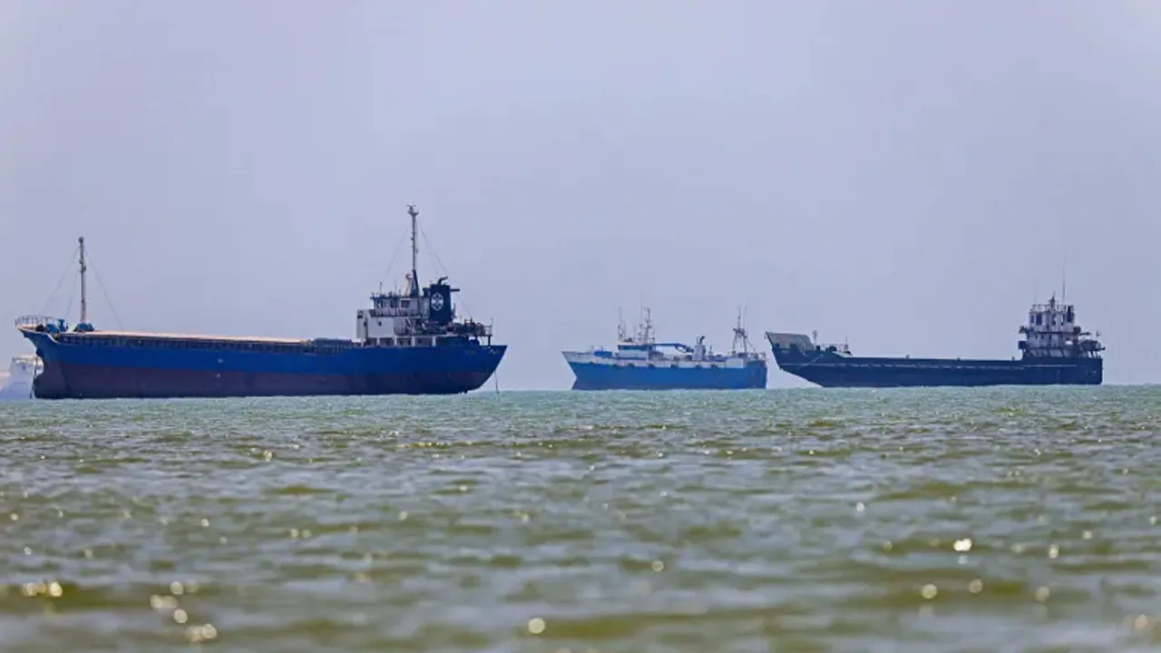 হরমুজ প্রণালীতে আটকা ১১ হাজার নাবিক, অভিযান শুরু জাতিসঙ্ঘের