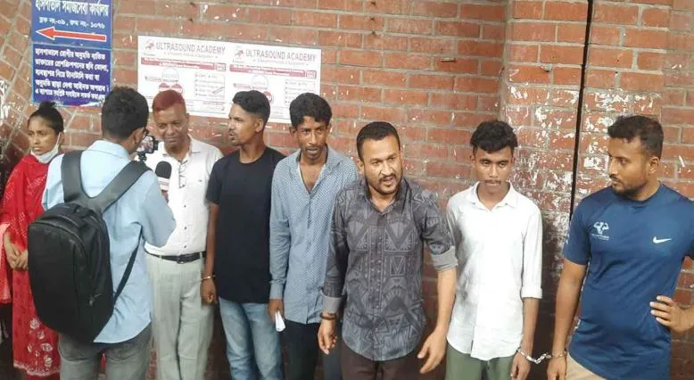 হাসপাতালে র‌্যাবের অভিযান, আটক ১৫