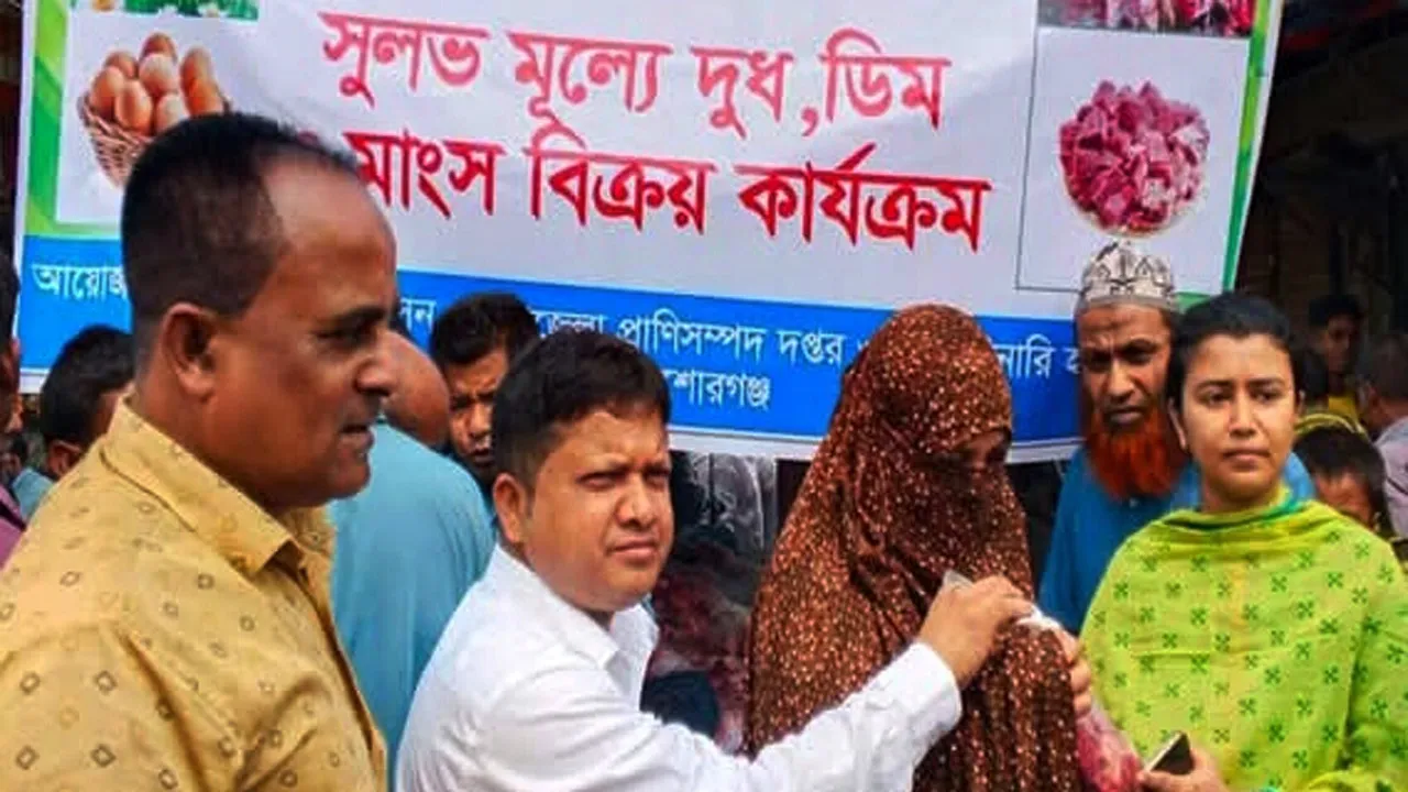 হোসেনপুরে ৬৫০ টাকা কেজি দরে গরুর গোশত বিক্রির উদ্বোধন