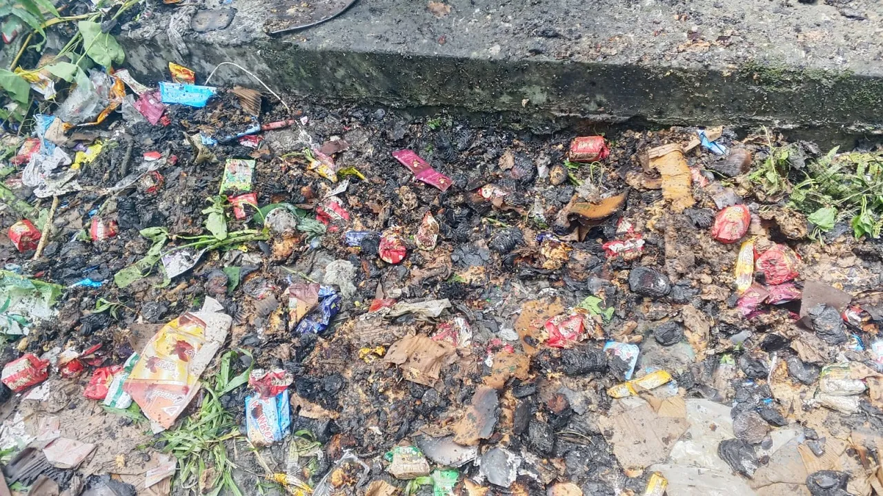 হোসেনপুরে অগ্নিকাণ্ডে ১০ লাখ টাকার ক্ষতি : আগুনে পুড়ে ছাই তরুণ ব্যবসায়ীর স্বপ্ন