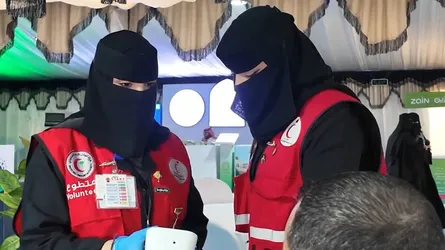 যেভাবে হজযাত্রীদের সেবায় যমজ ২ বোন