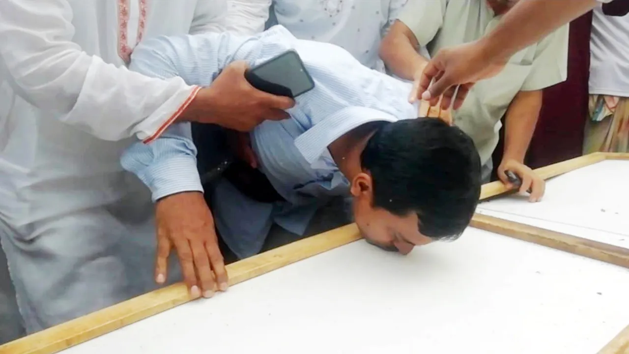 মেয়ের কফিনে বারবার চুমু খান বাবা