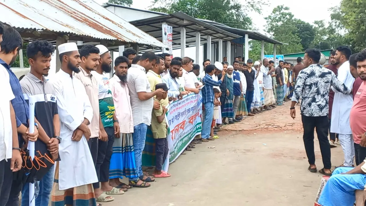 মাদারীপুরে সেতু নির্মাণের দাবিতে মানববন্ধন
