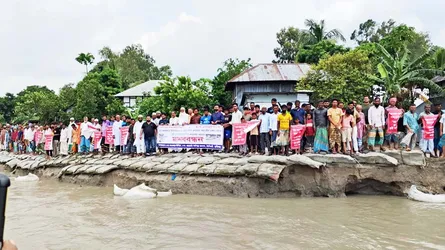 টঙ্গীবাড়ীতে নদীভাঙন রোধে স্থায়ী বেড়িবাঁধের দাবিতে মানববন্ধন