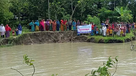 মুলাদীতে নদীভাঙ্গন রোধে বাঁধ নির্মাণের দাবিতে মানববন্ধন