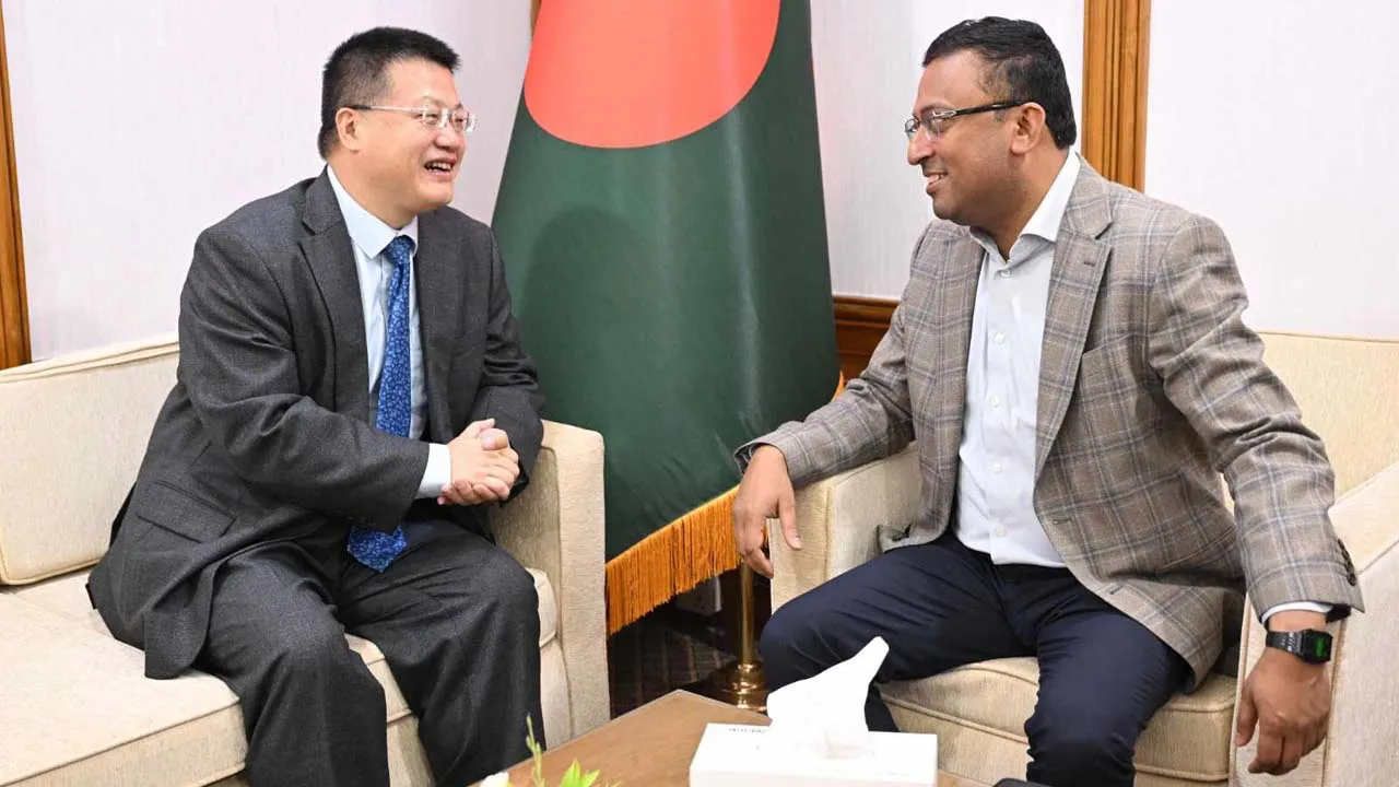 প্রধানমন্ত্রীর কার্যালয়ে পররাষ্ট্র উপদেষ্টা হুমায়ুন কবিরের সাথে চীনের রাষ্ট্রদূতের সাক্ষাৎ
