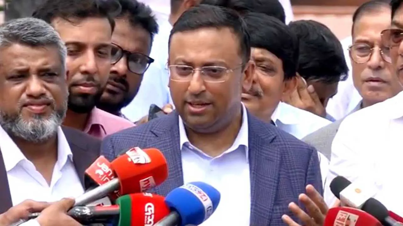 তাড়াহুড়া নয়, জাতীয় স্বার্থের ভিত্তিতে সময় হলে ভারত সফর : হুমায়ুন কবির
