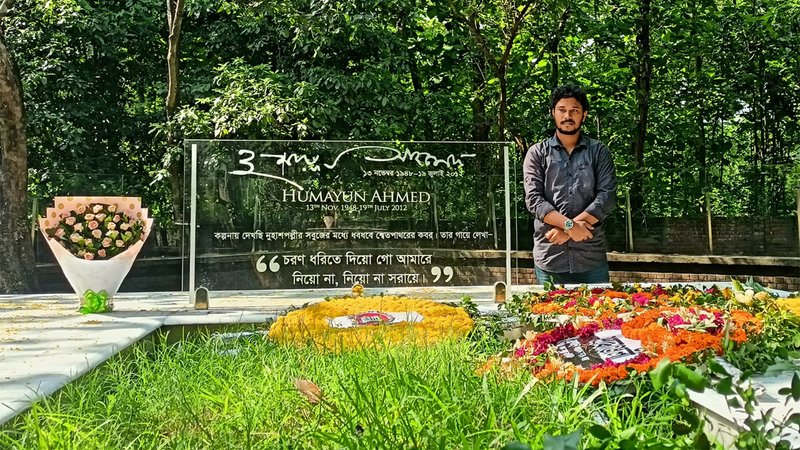 মৃত্যুবাষিকীতে লেখকের কবরের পাশে