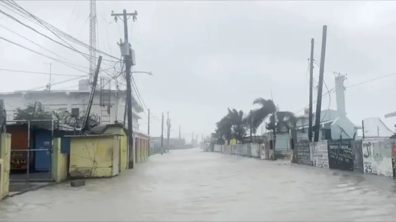 জ্যামাইকাতে আঘাত হানল শক্তিশালী ঘূর্ণিঝড় মেলিসা, এগোচ্ছে কিউবার দিকে