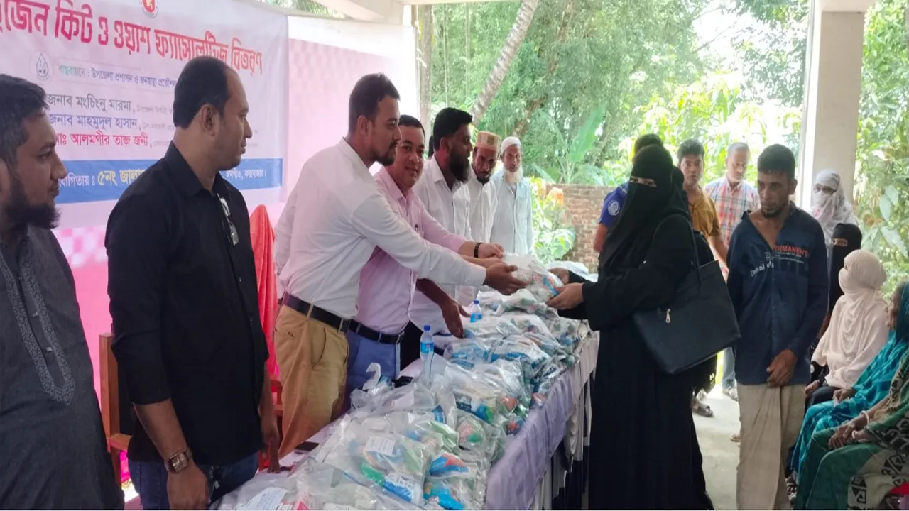 ঈদগাঁওয়ে ৫০০ প্রান্তিক পরিবারের মাঝে হাইজিন কিট বিতরণ