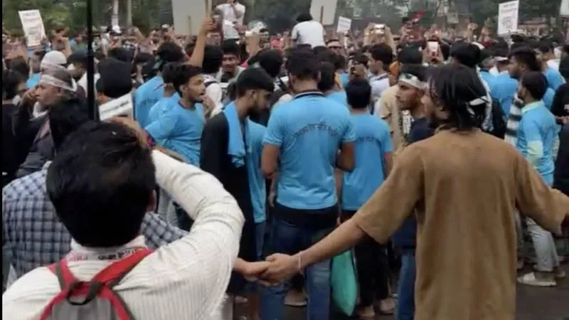 জুলাই সনদ সই অনুষ্ঠানস্থলের পাশে ‘নোয়াখালী বিভাগ চাই’ স্লোগান