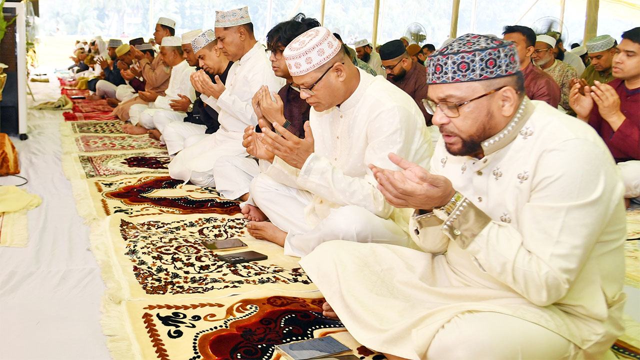 IGP-offers-Eid-prayers-at-Rajarbagh