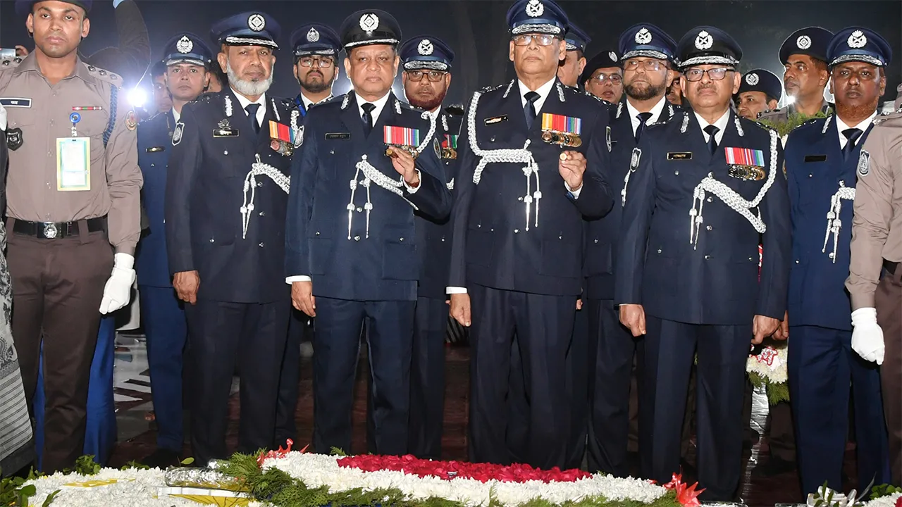 ভাষা শহীদদের প্রতি আইজিপি ও ডিএমপি কমিশনারের শ্রদ্ধা