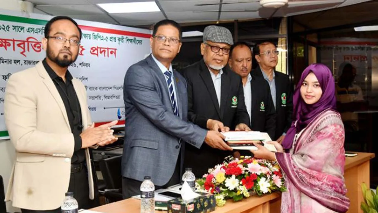 জ্ঞানার্জনের পাশাপাশি শিক্ষার্থীদের দেশ ও জনগণের কল্যাণে কাজ করতে হবে : আইজিপি