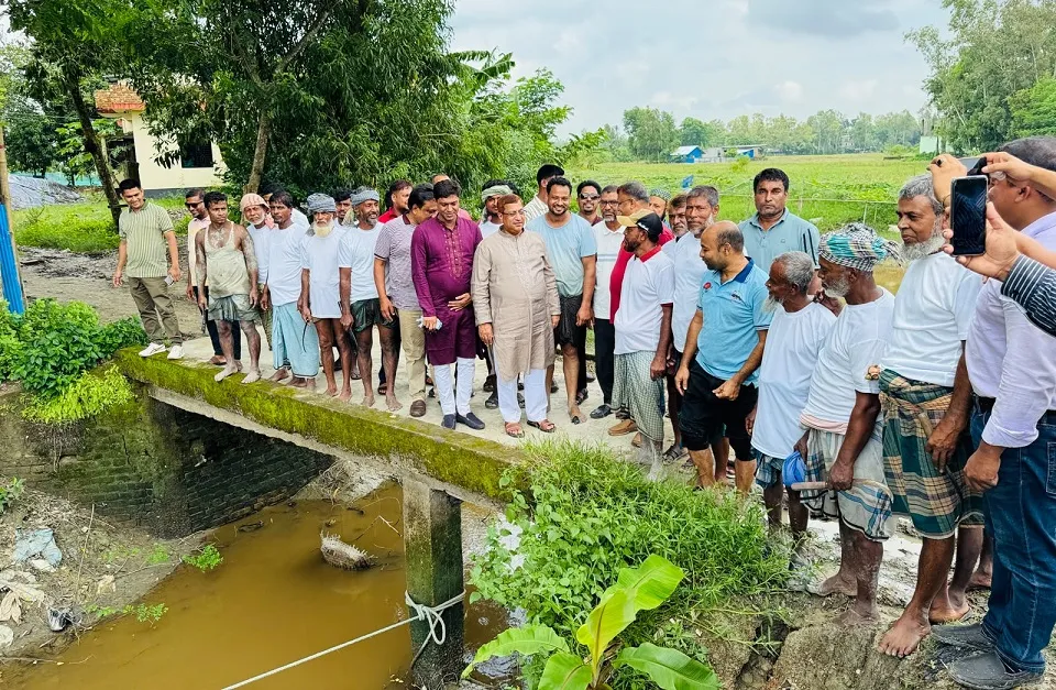 স্বেচ্ছাশ্রমে খাল সংস্কার করল কৃষক দল