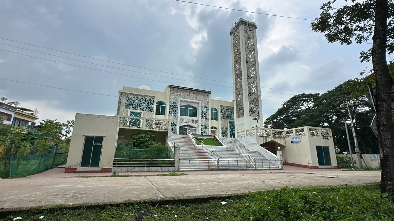 সাত দিন ধরে বিদ্যুৎহীন রাজাপুর মডেল মসজিদ, অজুর পানিও বন্ধ