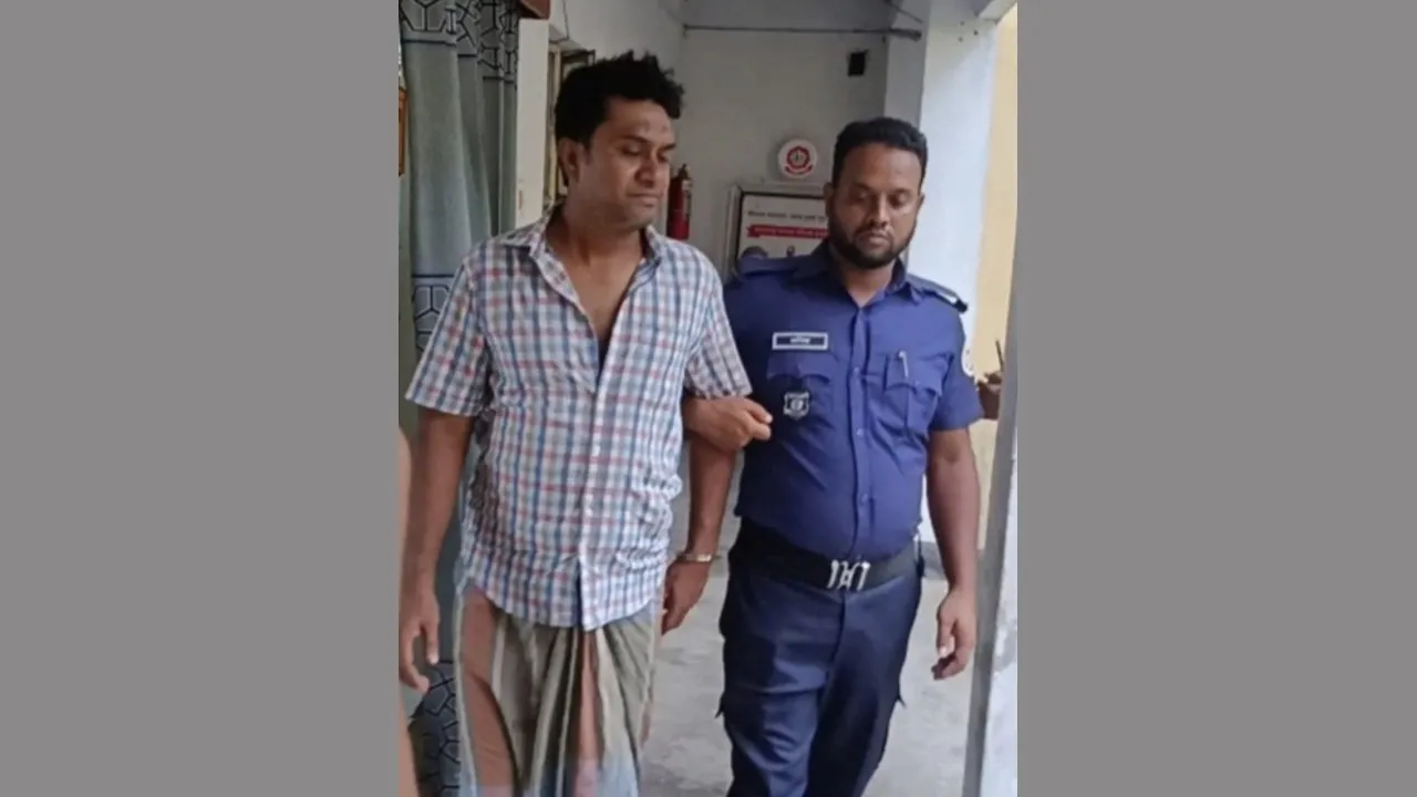 সাবেক মেয়র সাদেক হোসেন খোকার ওপর হামলাকারী সুমনকে পুলিশে সোপর্দ