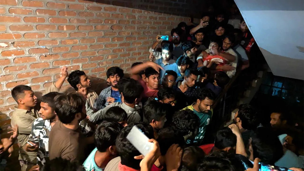 ইবিতে জুলাই আন্দোলনকারীদের ‘দুর্বৃত্ত’ বলা সাংবাদিককে হেনস্তা