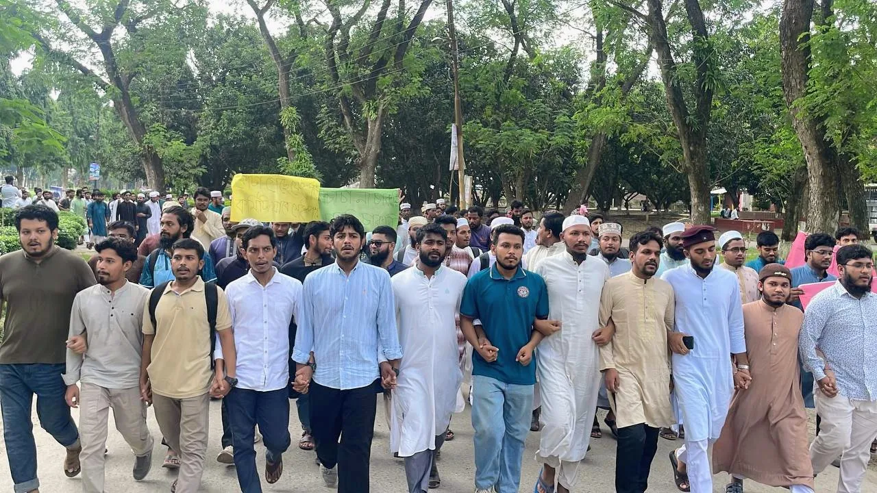 এনটিআরসিএ-এর নিয়োগ ব্যবস্থা বহালের দাবিতে ইবিতে বিক্ষোভ