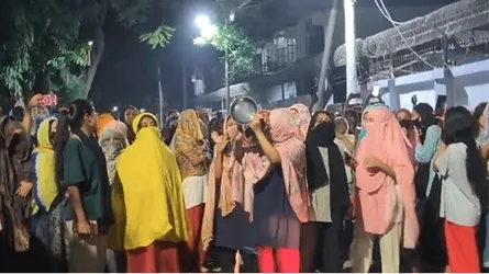 রাজনীতিমুক্ত ক্যাম্পাসের দাবিতে ইডেনে মাঝরাতে ছাত্রীদের বিক্ষোভ