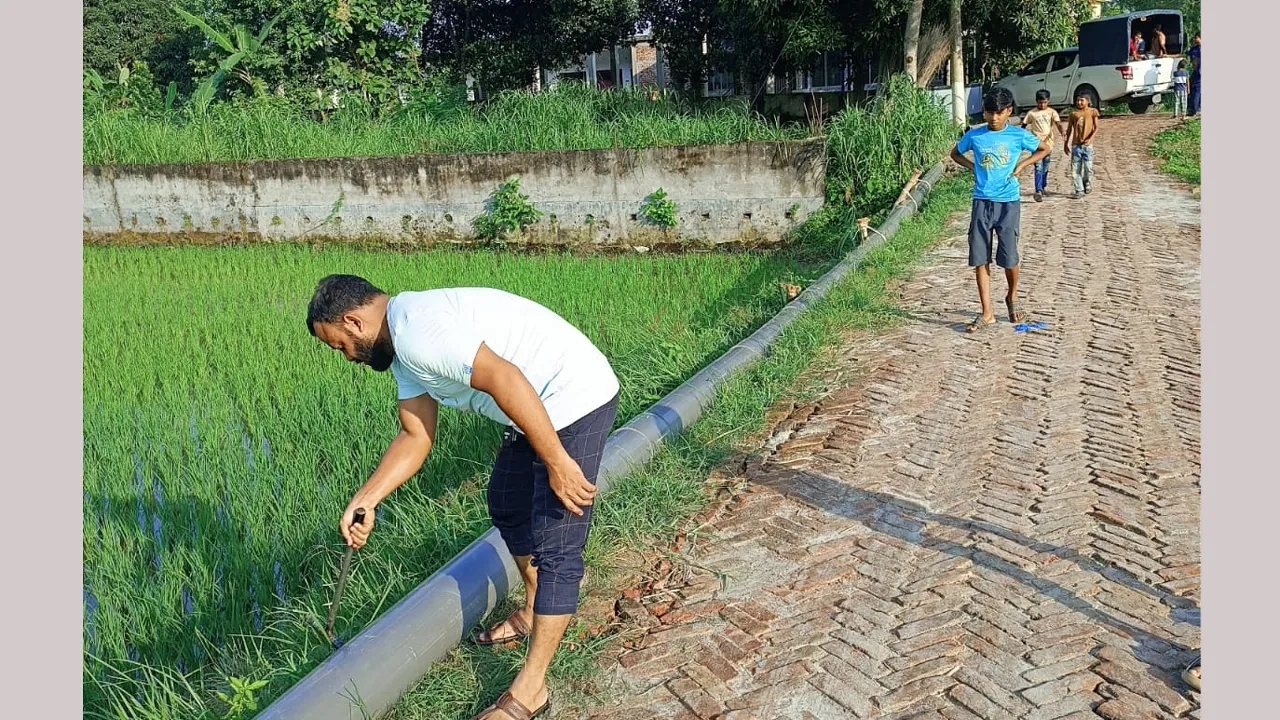 সিরাজদিখানে ড্রেজার ও বালু সরবরাহ পাইপ ধ্বংস