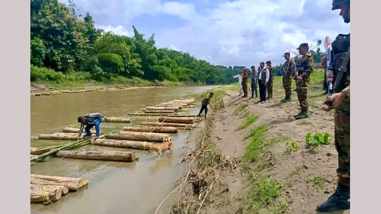ফটিকছড়িতে সেনাবাহিনীর অভিযানে অবৈধ কাঠ ও বাঁশ জব্দ