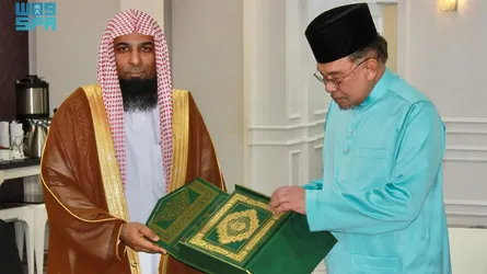 মসজিদে নববীর ইমাম থেকে পবিত্র কোরআন উপহার পেলেন মালয়েশিয়ার প্রধানমন্ত্রী