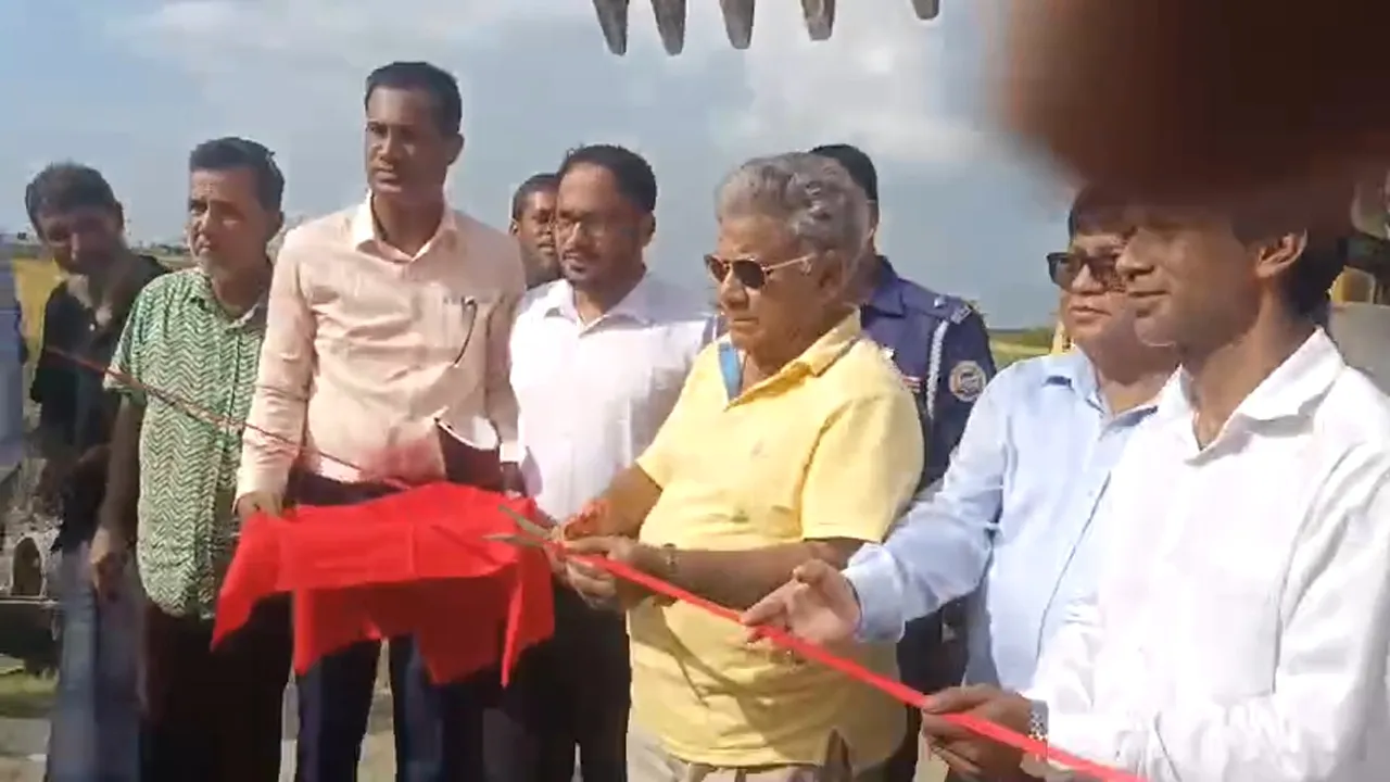মনপুরার বিচ্ছিন্ন চরে লঞ্চঘাট পরিদর্শন ও রাস্তা উদ্বোধন করল নৌ-উপদেষ্টা