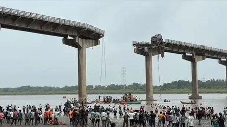 ভারতের গুজরাটে সেতু ধসের ঘটনায় নিহত বেড়ে ১৫