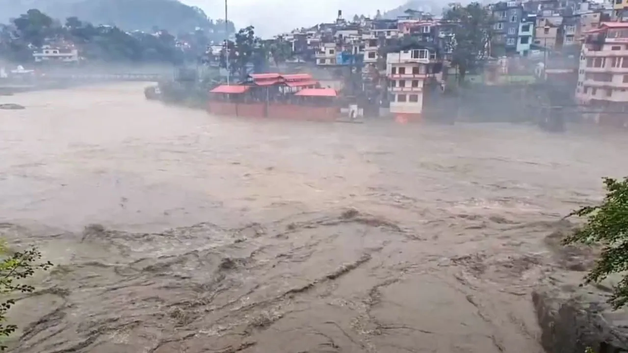 ভারতের হিমাচলে বন্যা ও ভূমিধসে নিহত ৬৩
