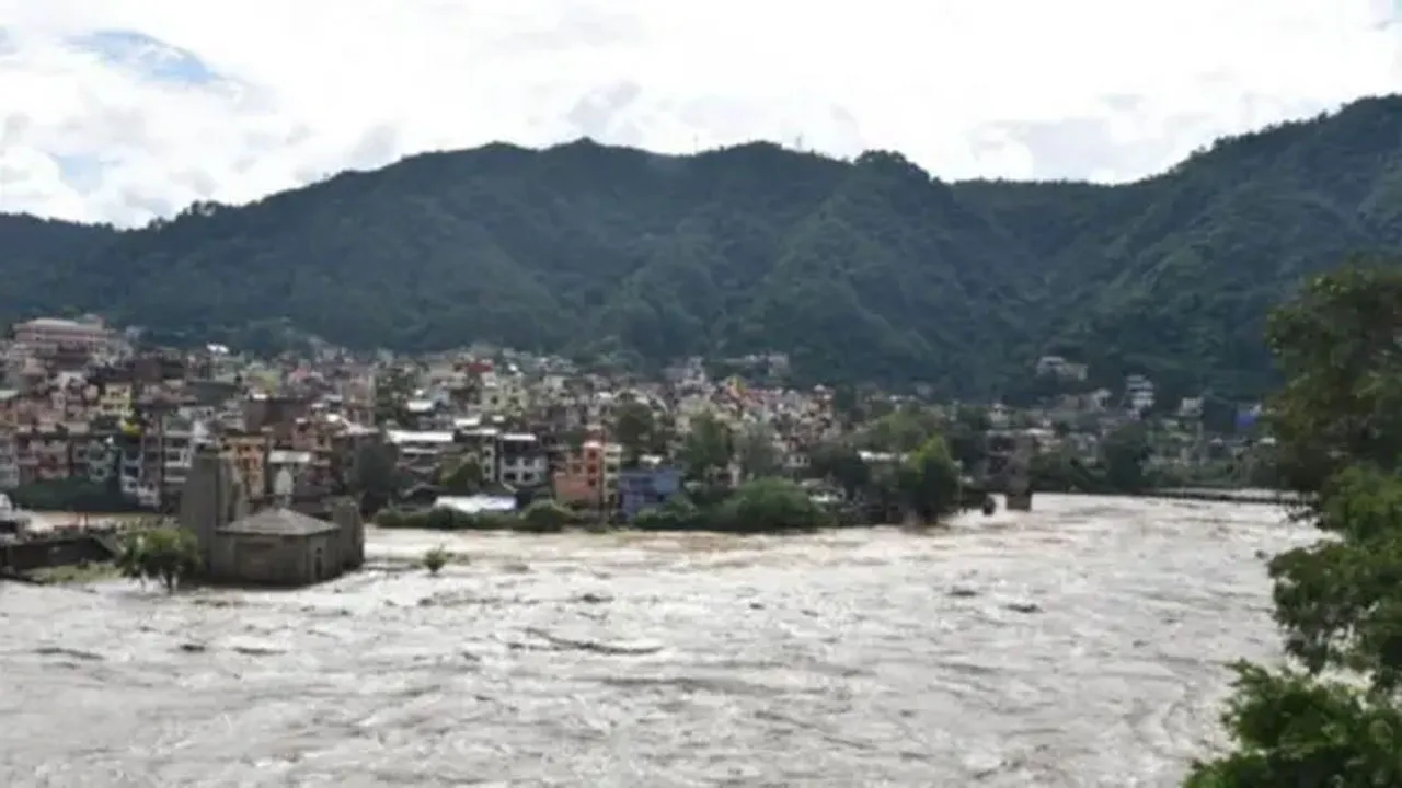 ভারতের হিমাচলে ভারী বৃষ্টিপাতে নিহত ৩০, রেড অ্যালার্ট জারি
