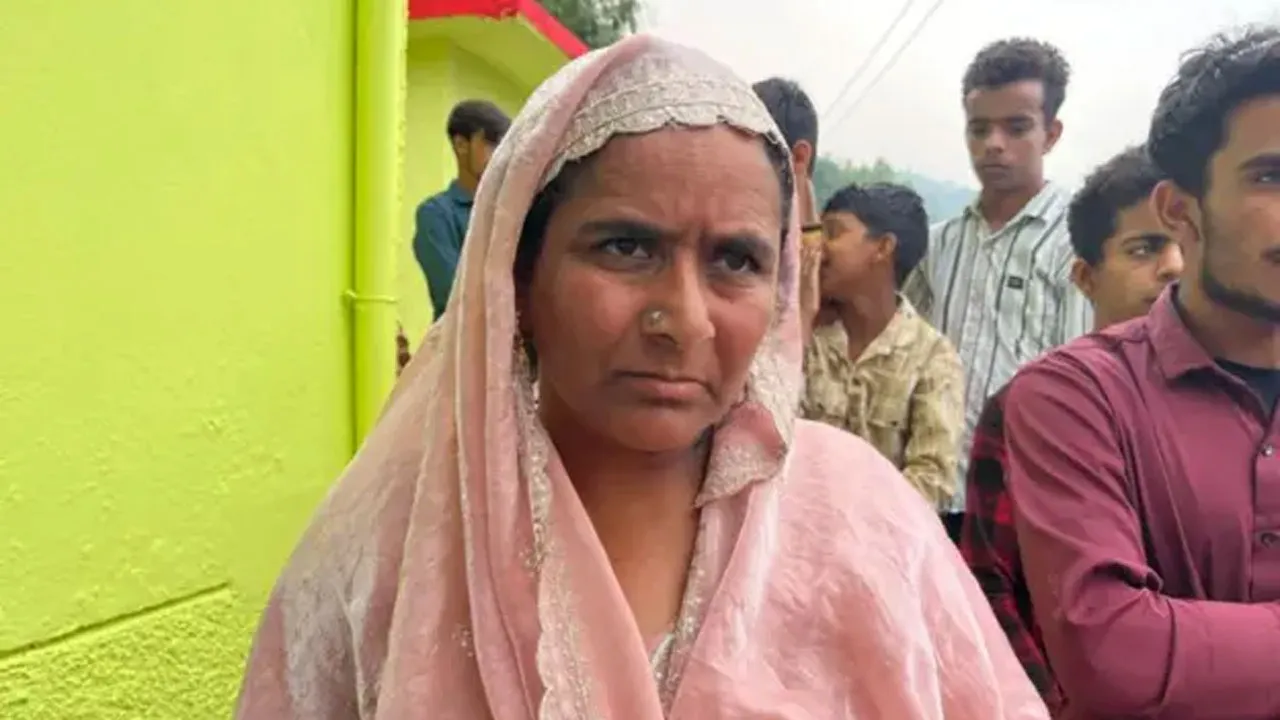 ভারত অধিকৃত কাশ্মিরের পুঞ্চ থেকে গোলাবর্ষণের মুখে পালাচ্ছেন স্থানীয়রা
