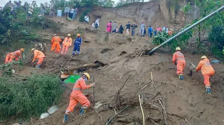 ভারতের হিমাচল প্রদেশে ভূমিধসে বাস চাপা পড়ে নিহত ১৫