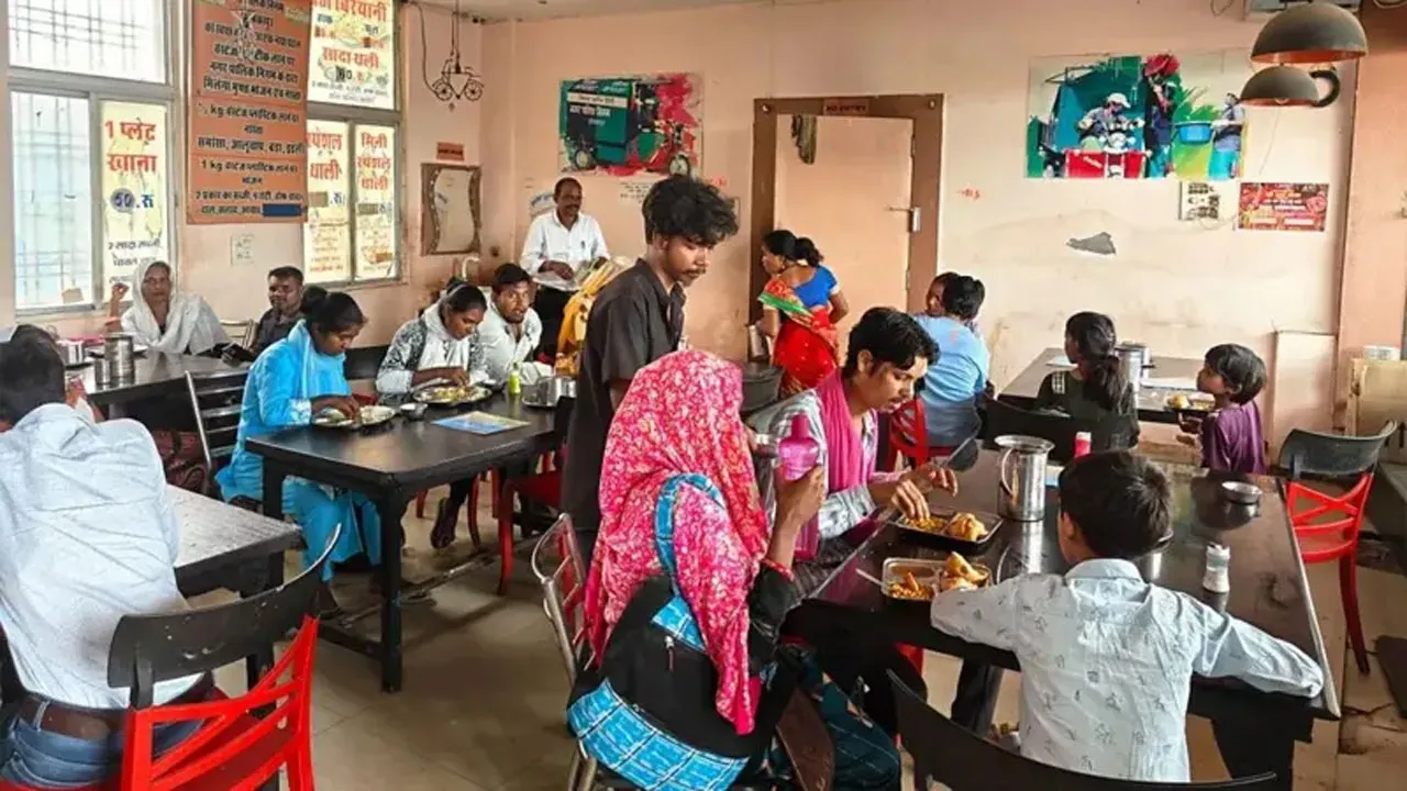 টাকার বদলে প্লাস্টিক বর্জ্য দিলেই খাবার পাওয়া যায় যে ক্যাফেতে