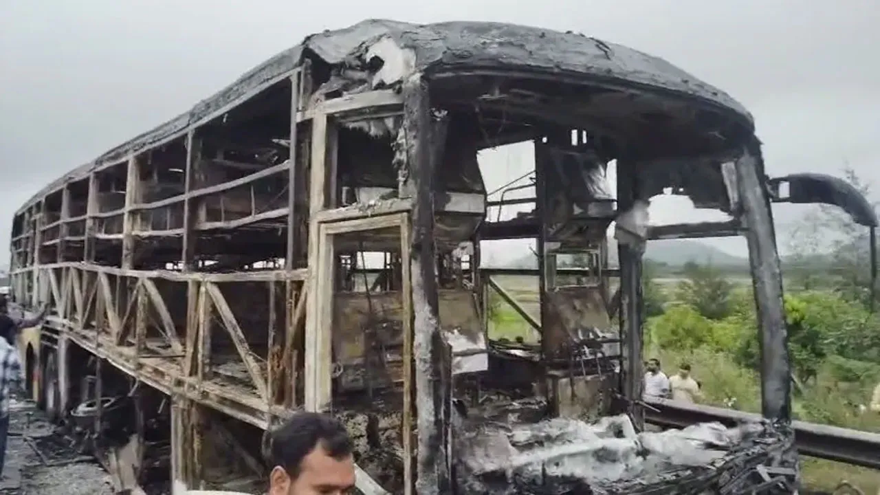 ভারতে মোটরসাইকেলের সাথে সংঘর্ষে চলন্ত বাসে আগুন, নিহত ২০