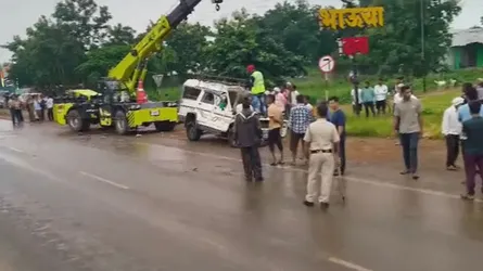 ভারতে ট্রাক-পিকআপের সংঘর্ষে নারী ও শিশুসহ নিহত ৯