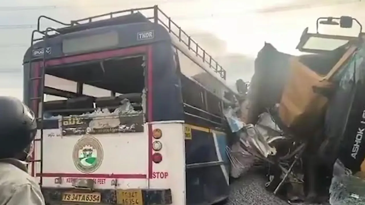 ভারতে বাসের সাথে পাথর বোঝাই ট্রাকের সংঘর্ষে নিহত ২০