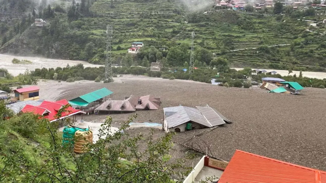 ভারত অধিকৃত জম্মু-কাশ্মিরে বন্যা ও ভূমিধসে ১১ জনের প্রাণহানি