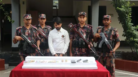 যশোরে স্বর্ণ ও বিদেশী মুদ্রাসহ ভারতীয় নাগরিক গ্রেফতার