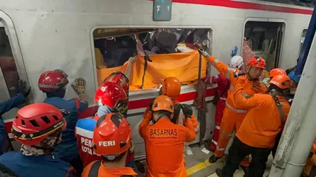 ইন্দোনেশিয়ায় দুই ট্রেনের সংঘর্ষে হতাহত ৯৮