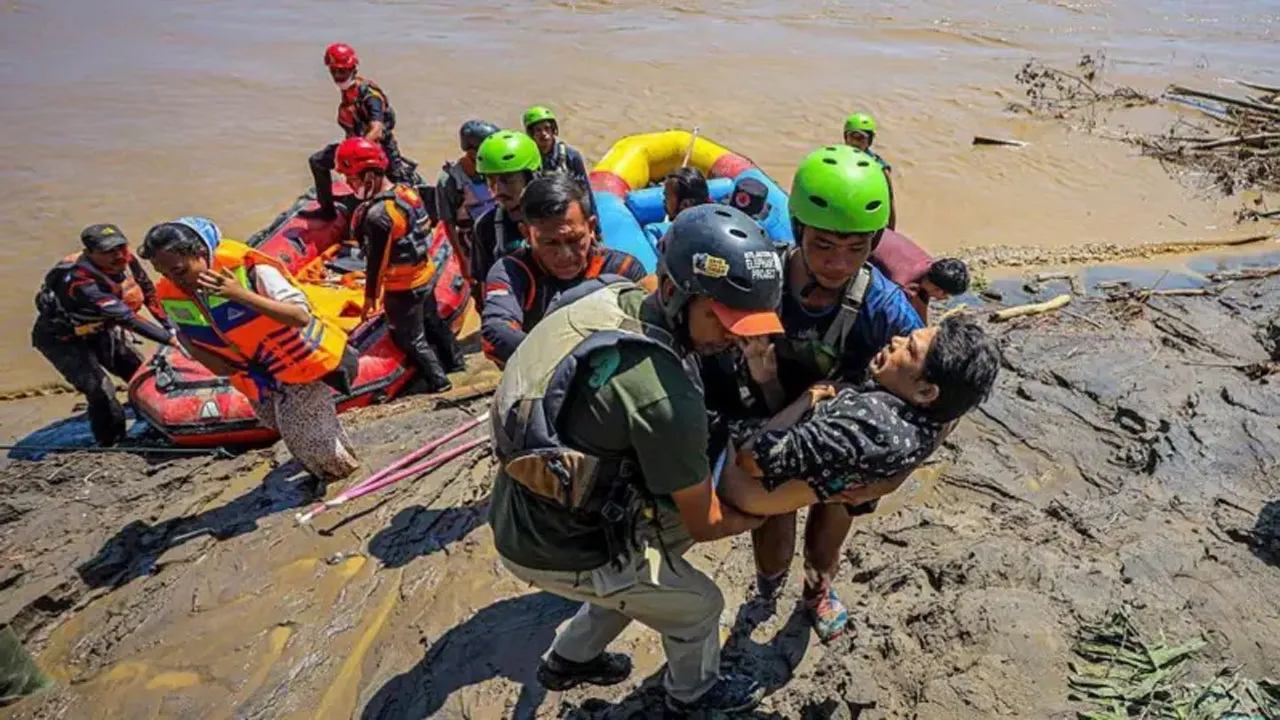 ইন্দোনেশিয়ায় বন্যায় নিহতের সংখ্যা ৪০০ ছাড়িয়েছে, নিখোঁজ শতাধিক