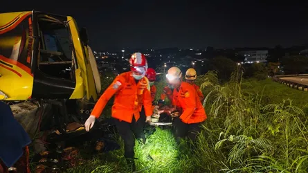 ইন্দোনেশিয়ায় বাস উল্টে নিহত ১৬