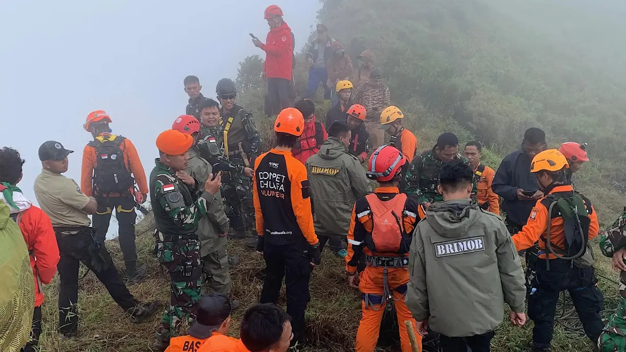 ইন্দোনেশিয়ায় বিধ্বস্ত বিমানের ১০ আরোহীর লাশ উদ্ধার
