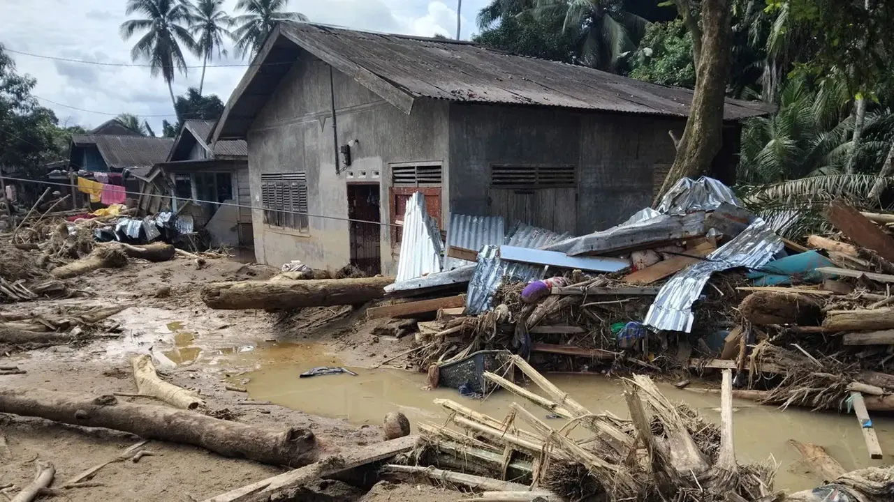 ইন্দোনেশিয়ায় বন্যায় ৩০৩ জনের মৃত্যু, নিখোঁজ ২৭৯